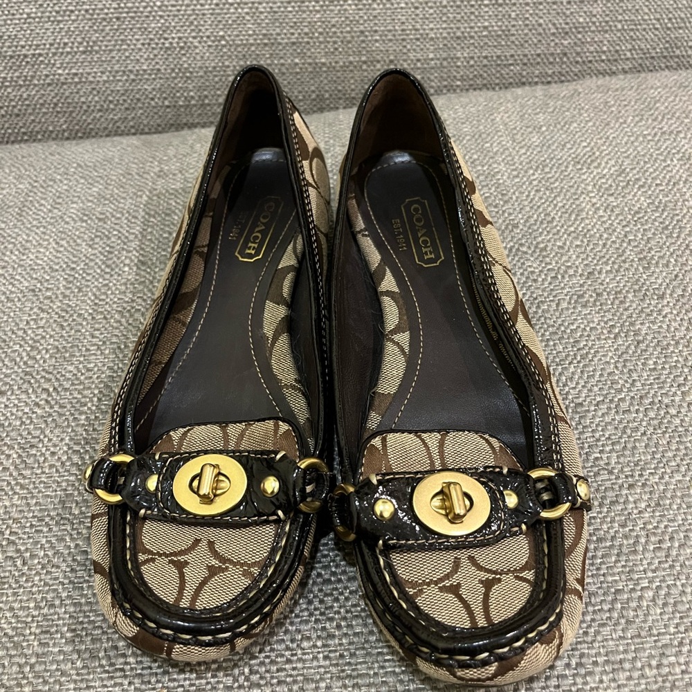Coach Katrin in size 8M.   In excellent pre-owned condition.